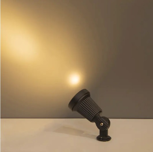 Why is the luminous flux of DL21014-1 Spot Light 470lm?